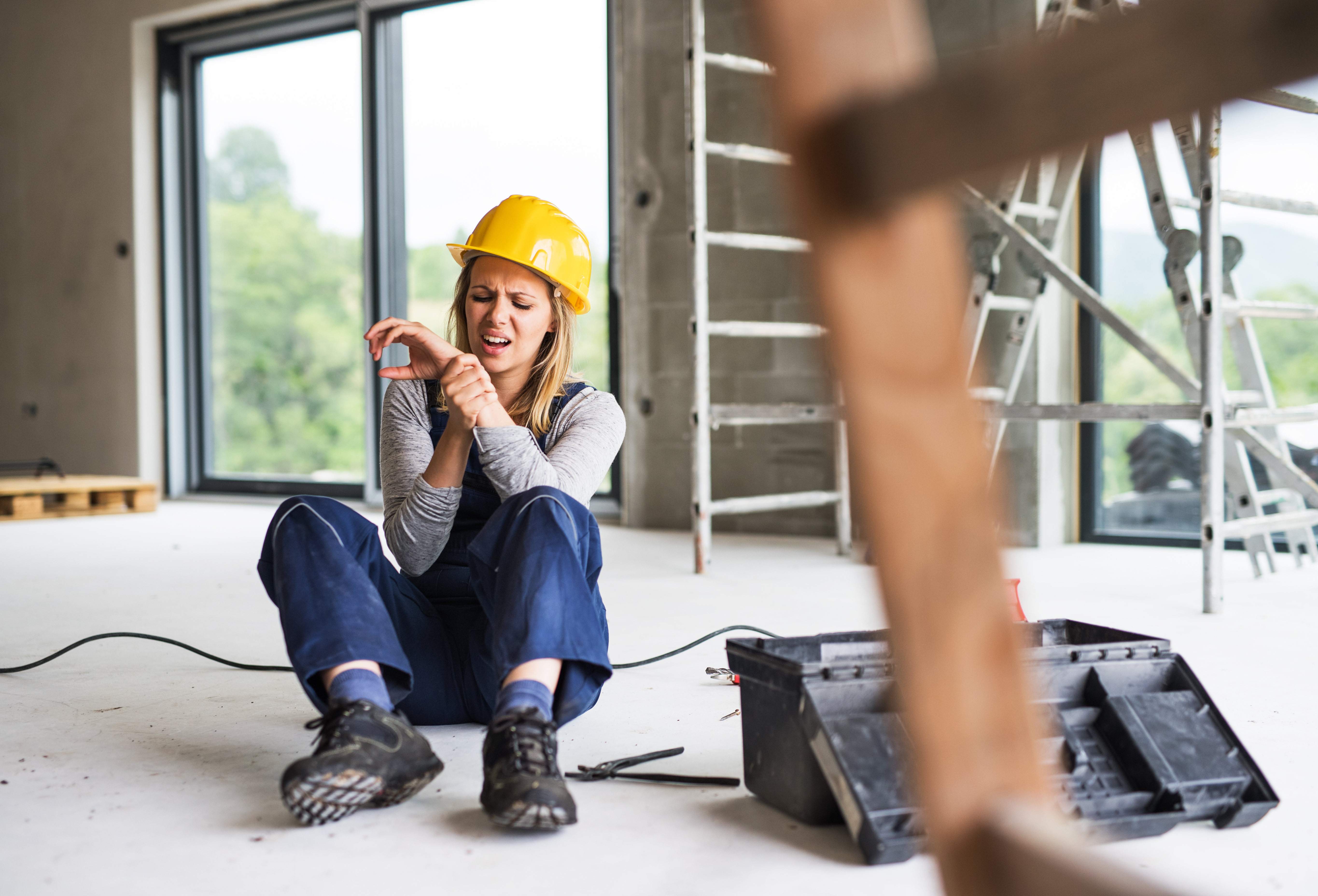 An accident of a woman worker at the construction site.